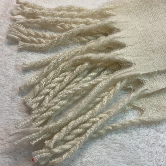 Old Navy Winter Polyester Scarf Wrap NWT - Picture 4 of 4